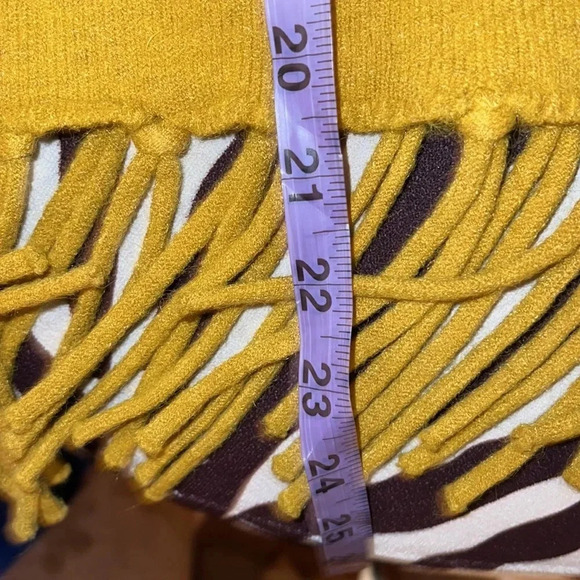 Vintage mustard yellow turtle neck sweater poncho with Tassels hem Sz M - Picture 6 of 10